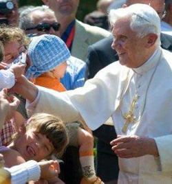 El padre Lombardi denuncia los intentos de involucrar al Papa en los escndalos por abusos sexuales