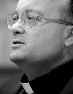 Mons. Scicluna aclara que la Iglesia no equipara la gravedad de los escndalos sexuales con la ordenacin de mujeres