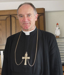 Mons. Fellay reafirma que, para la FSSPX, la Misa que celebra el Papa es maligna
