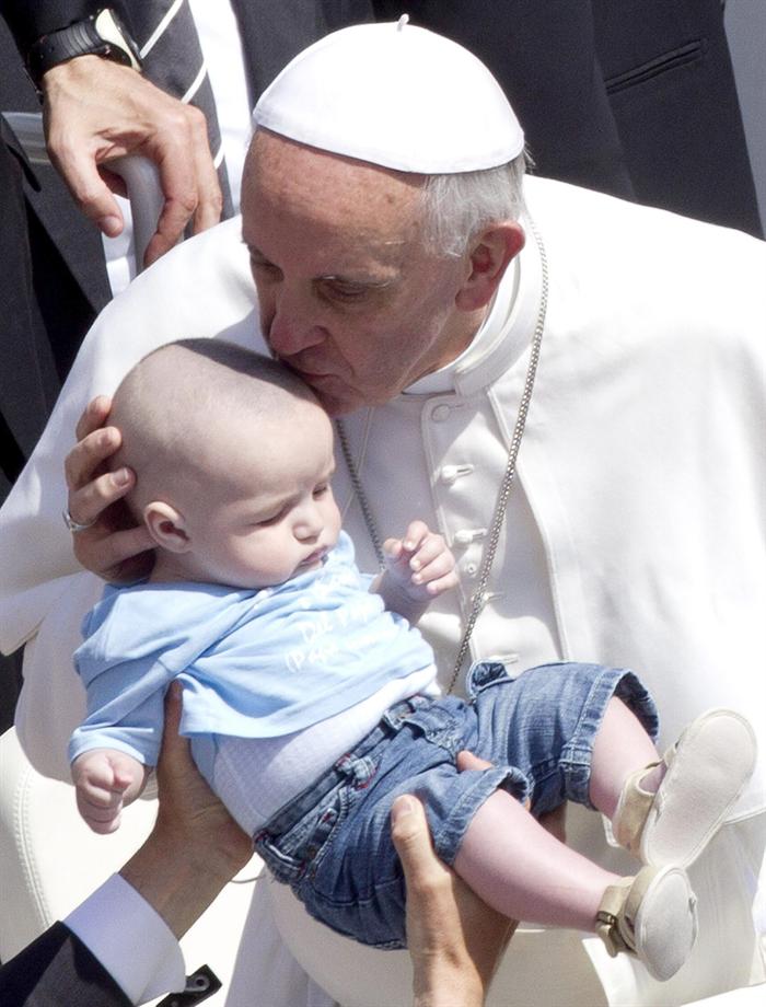El Papa urge a los padres a transmitir a los hijos que la vida debe ser defendida siempre y en todas sus etapas