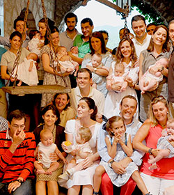 Jvenes familias presentan 20 bebs a la Virgen de Torreciudad