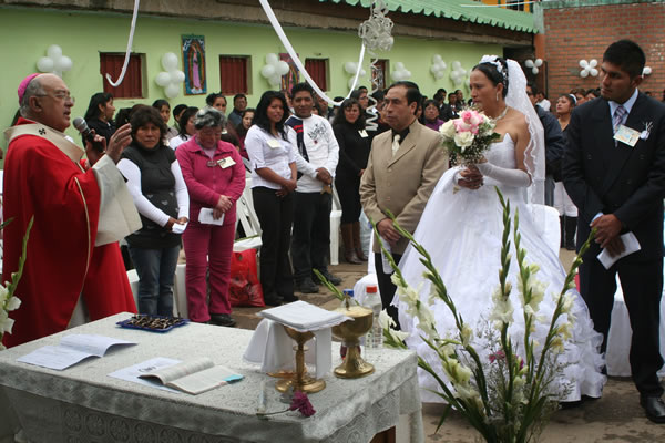El arzobispo de Huancayo casa, bautiza, confirma y da la primera comunin a presos del penal de La Oroya