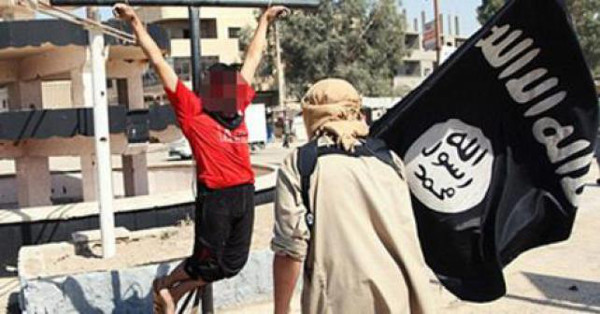 El Daesh tortura y crucifica junto a su padre a un nio de doce aos por no convertirse al Islam