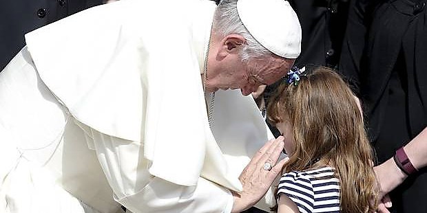 La pequea Lizzy Myers consigue ver al Papa antes de quedarse ciega y sorda