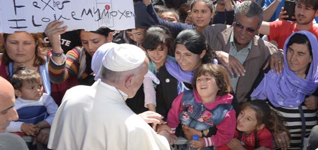 El Papa a los refugiados en la isla de Lesbos: No pierdan la esperanza!