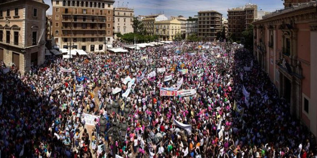 Miles de personas se manifiestan en Valencia por la libertad de los padres de escoger colegio