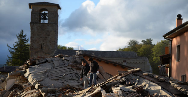 El Papa cambia la catequesis por el rezo del Rosario por las vctimas de terremoto en Italia 