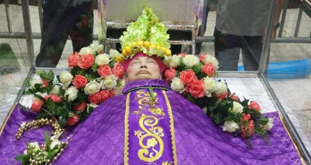 Gobierno chino prohbe enterrar Obispo con su Mitra: los fieles le fabrican una con flores