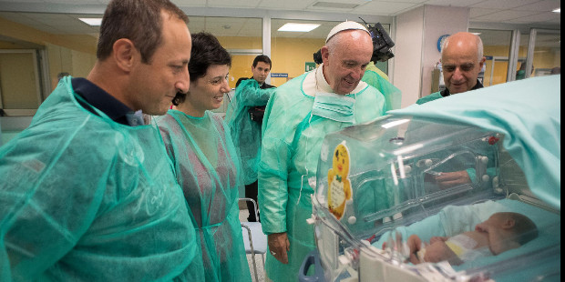 El Papa visita a recin nacidos enfermos y a pacientes en estado terminal