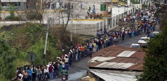 Venezolano muestra la grave crisis de su pas