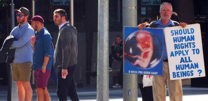 Condenada a prisin activista provida por mostrar fotos de bebes abortados  en pblico