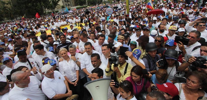 Manifestantes venezolanos oran ante la Conferencia Episcopal