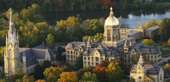 Universidad de Notre Dame condecora jesuita que defiende el matrimonio gay y el sacerdocio femenino