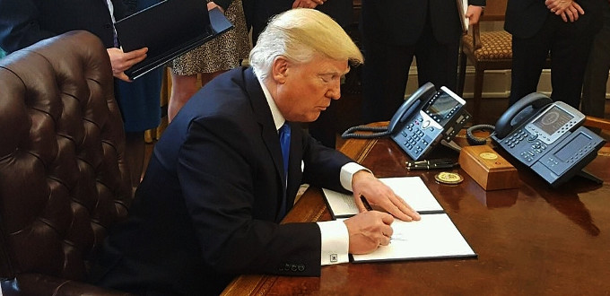 Trump firma la ley que permite a los estados dejar de financiar a Planned Parenthood