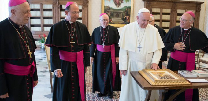 El Papa exhorta a los obispos de Albania a imitar el ejemplo de los mrtires