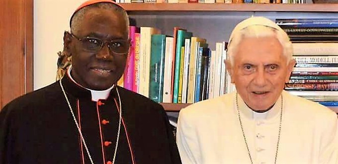 Benedicto XVI asegura que el cardenal Sarah es un maestro espiritual