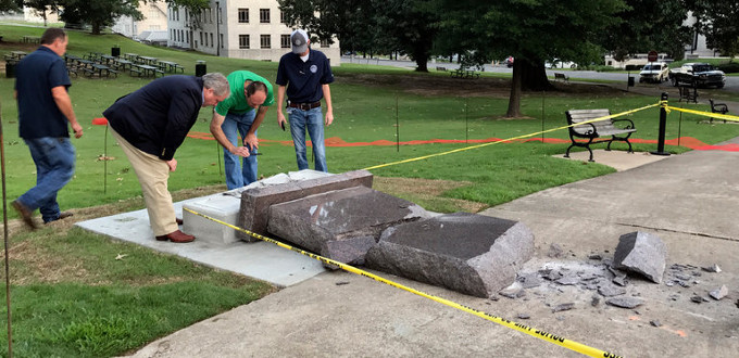 Un desequilibrado destruye el monumento a los Diez Mandamientos en Arkansas Un desequilibrado destruye el monumento a los Diez Mandamientos en Arkansas