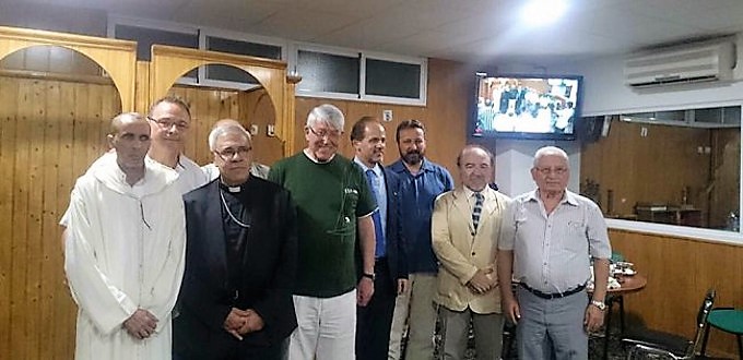El arzobispo de Granada visita una mezquita y cena con musulmanes