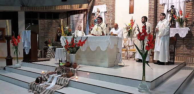 El obispo de Reconquista da la comunin a treinta parejas de adlteros