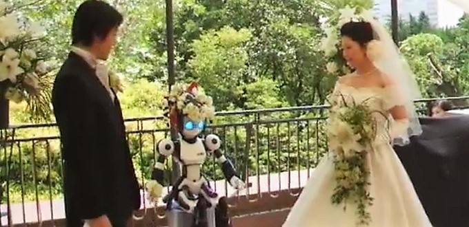 Un robot preside la boda de dos japoneses