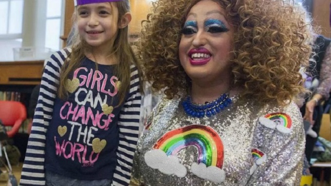 Drag Queen contando cuentos a nios en el mes del orgullo gay