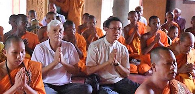 El P. Sosa reza con ochenta monjes budistas en Camboya