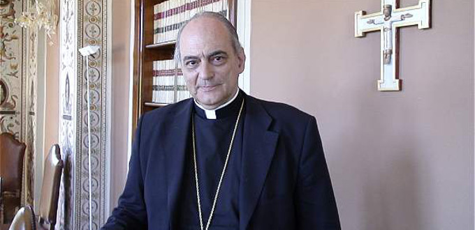 Mons. Snchez Sorondo justifica el sacrilegio cometido al dar de comulgar al presidente de Argentina