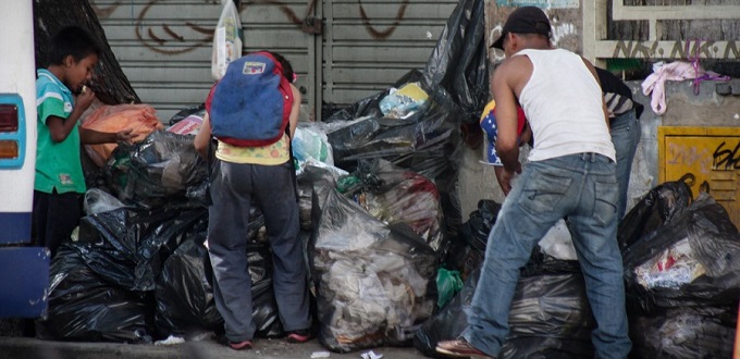 Menores, jvenes y ancianos por las calles en busca de alimentos entre la basura en Venezuela