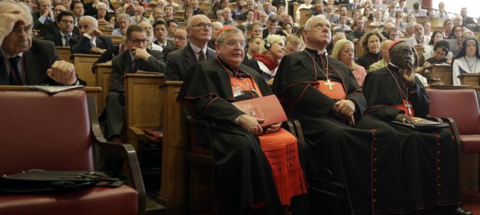 Los cardenales Raymond L. Burke, Gerhard Ludwig Mller y Robert Sarah en la celebracin del X aniversario de Summorum Pontificum.