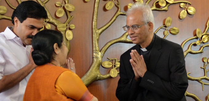 El padre Tom Uzhunnalil se rene con el primer ministro indio