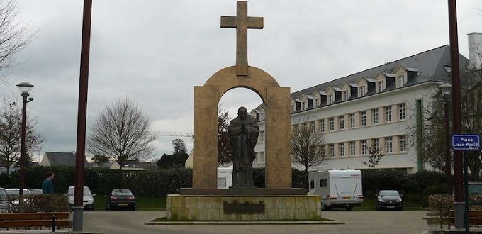 Francia ordena retirar cruz de monumento dedicado a S. Juan Pablo II