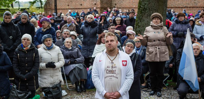 Centenares de miles de polacos rezan juntos el Rosario en las fronteras del pas