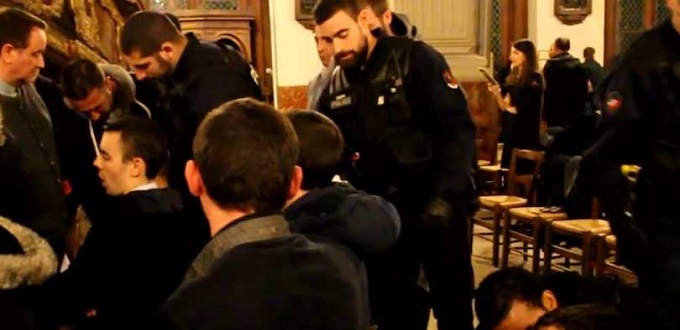 La polica retira a jvenes que rezan el rosario en el evento de la Reforma en una iglesia catlica