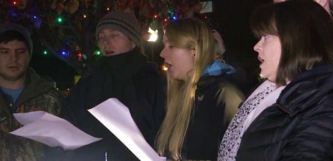 Satanistas interrumpen villancicos navideos cantando frente al ayuntamiento