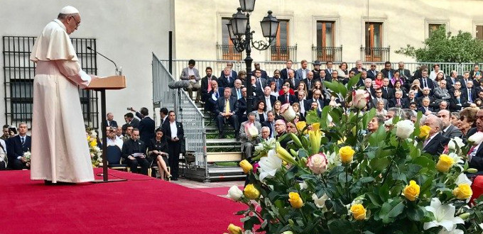 El Papa alaba la democracia en Chile, reclama optar por la vida y pide perdn por los abusos del clero