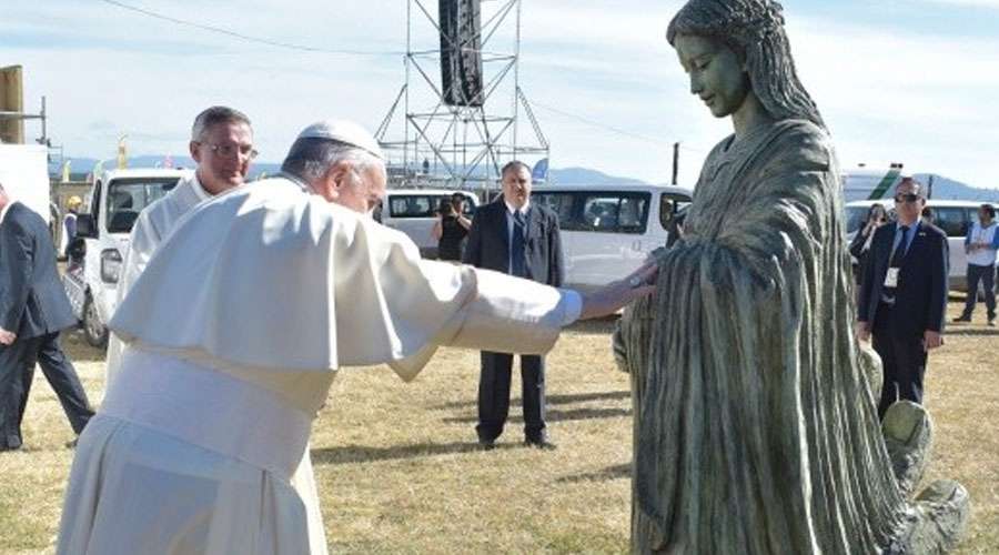 El Papa  reclama una opcin radical por la vida y bendice la imagen de Ntra. Sra. del Nio por nacer