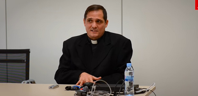 Uno de los sacerdotes que pidió el fin de la dictadura en Cuba teme que les jueguen «una mala pasada»