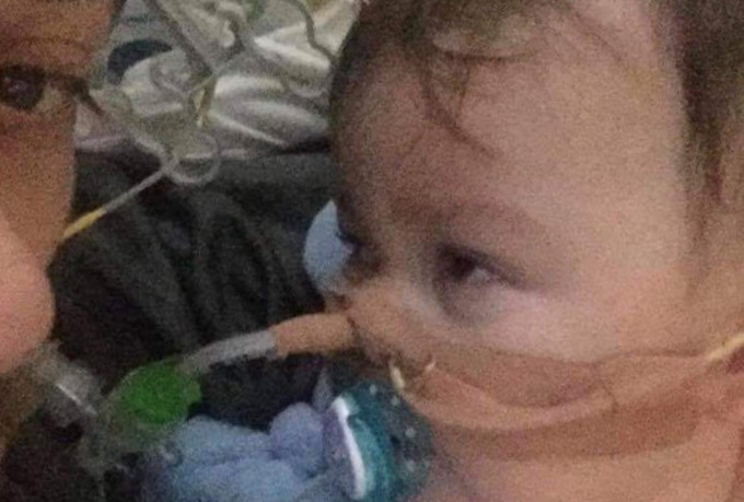 Publican la foto del beb Alfie Evans mirando a su padre antes de retirarle la ventilacin