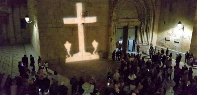 El alcalde socialista de Callosa del Segura no soporta la imagen holográfica de la Cruz de los Caídos