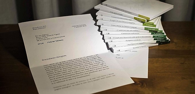 La Oficina de Comunicacin del Vaticano manipul la foto de la carta de Benedicto XVI sobre los libros acerca de Francisco