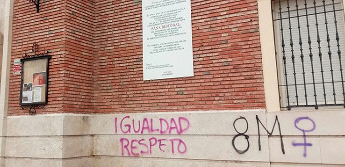 Feministas atacan iglesias católicas en varias localidades de España