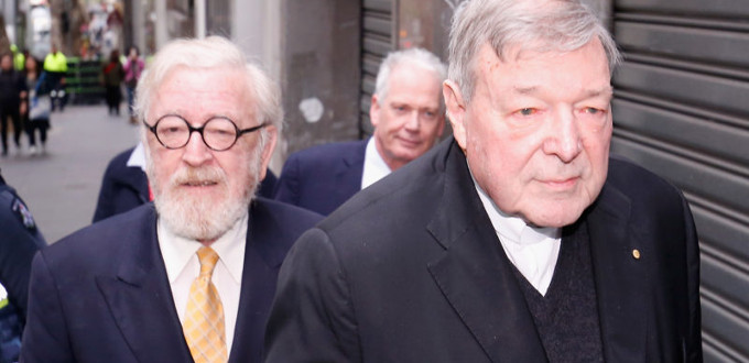 El abogado del cardenal Pell acusa de parcialidad a la magistrada que decidir si se procesa al purpurado