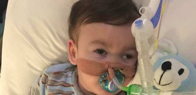 La polica impide a los padres de Alfie Evans llevarse a su hijo del hospital