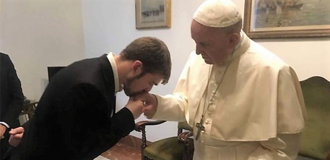 El padre de Alfie Evans pide asilo al Papa al ser recibido en audiencia privada