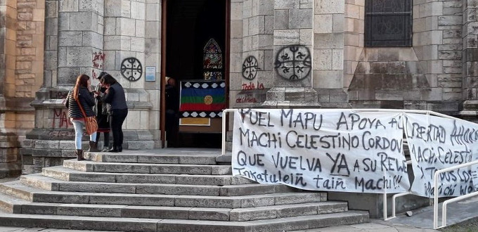 Mapuches argentinas irrumpen en la Catedral de Bariloche para pedir la liberacin de un criminal 