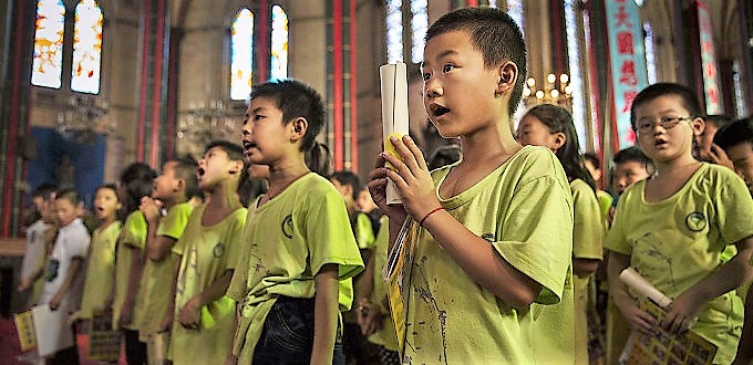 La dictadura china prohbe educar en la fe y la asistencia a Misa de los menores de edad en Henn