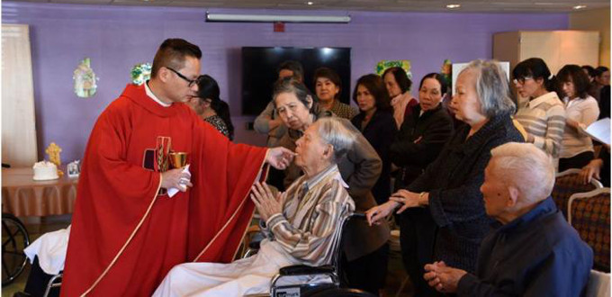 Se bautiza a los 93 aos de edad un general y ex-primer ministro vietnamita