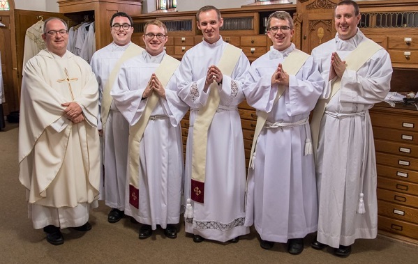 Los cinco diconos, justo antes de ser ordenados sacerdotes, junto al padre Budzinski, director de vocaciones de la Dicesis