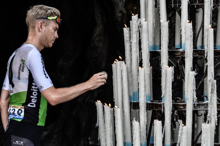 El belga Julien Vermote enciende una vela (Getty Images)