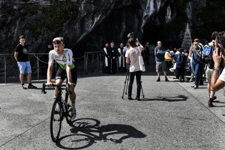 El belga Julien Vermote se va en su bicicleta después de asistir a una ceremonia de bendición (Getty Images)